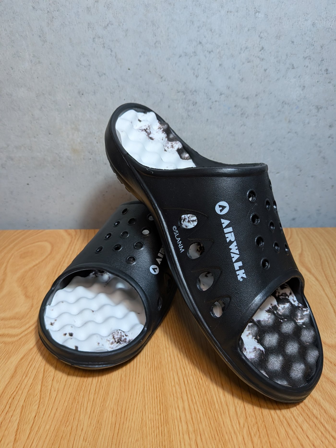 今の室内履き。甲に穴が開いたゴム製のサンダルです