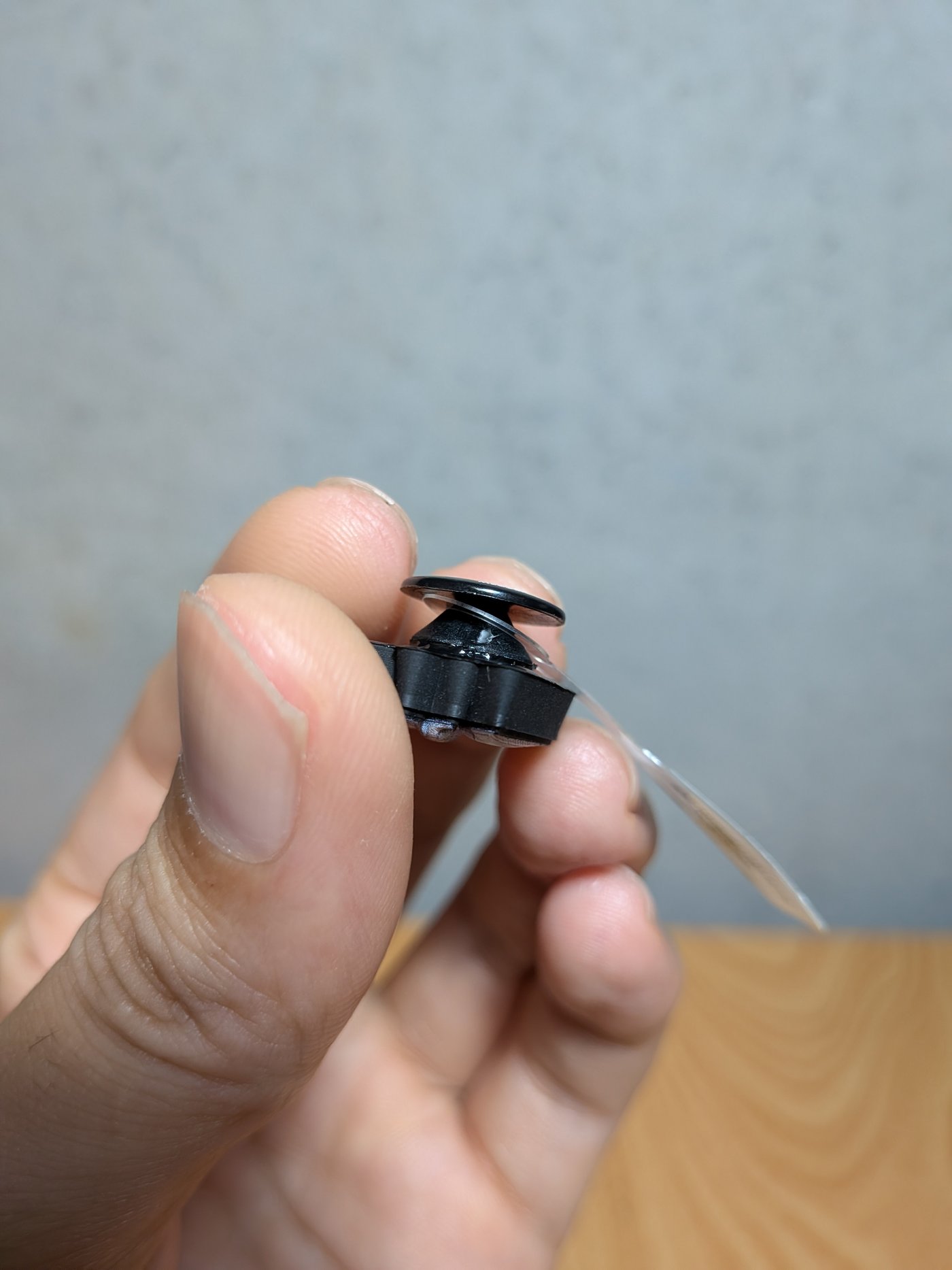 横から見たジビッツチャーム。このきのこ型の突起を穴に押し込みます
